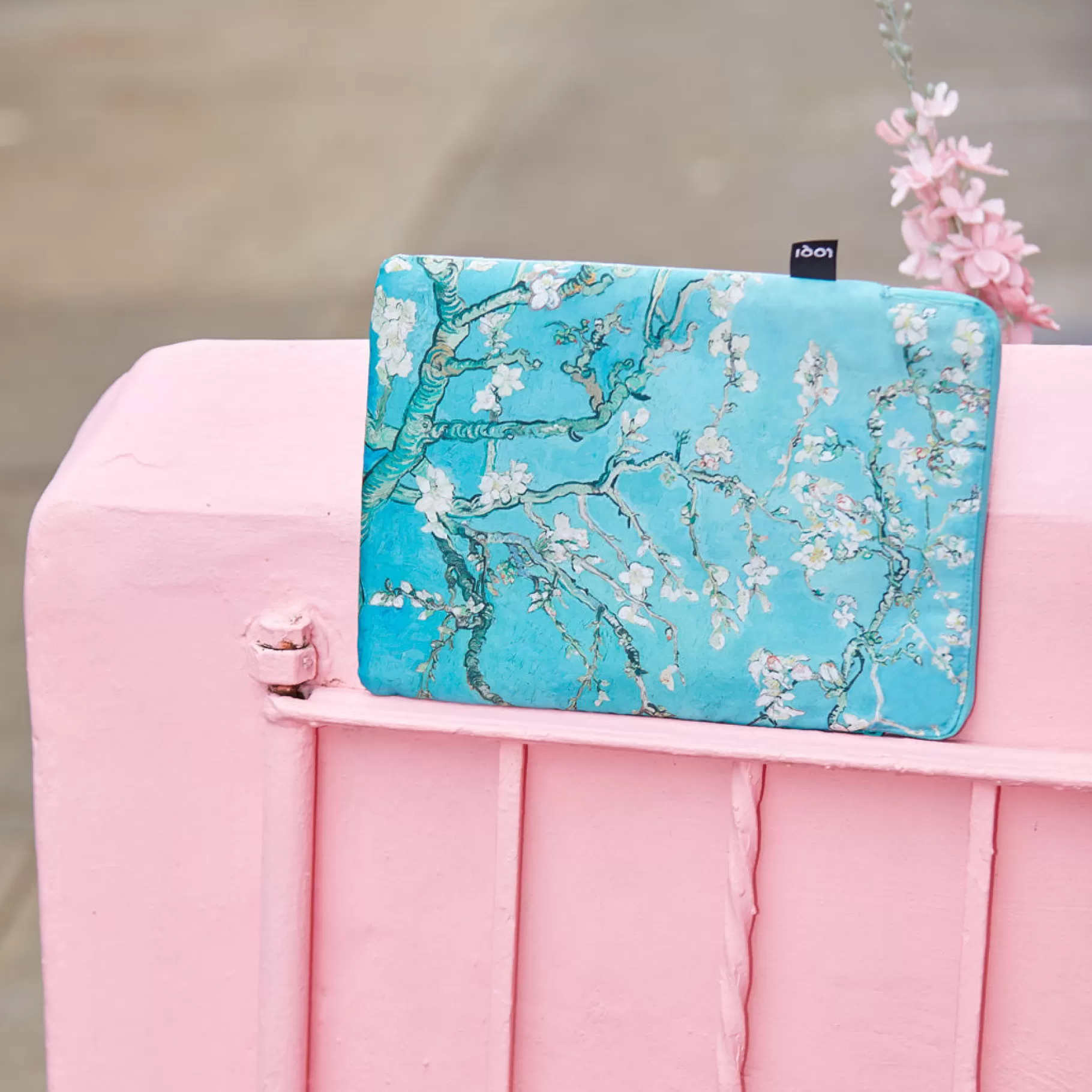 vincent_van_gogh_fleur_damandier_pochette_recycle_pour_ordinateur_portable_3.webp LOQI VINCENT VAN GOGH Fleur d'amandier, pochette recyclée pour ordinateur portable* Housses Pour Ordinateurs Portables